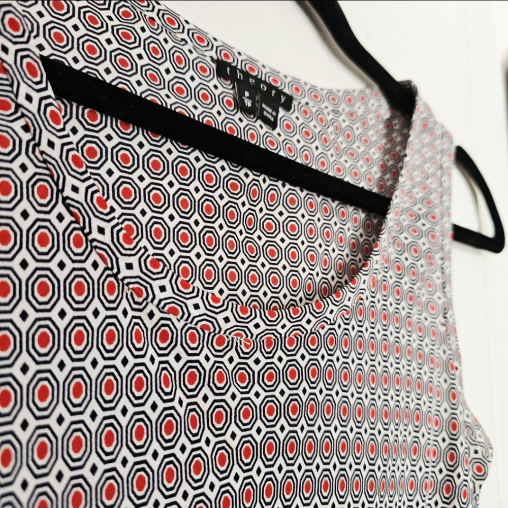 Theory 100% Silk Geometric Patterned Sleeveless Top White Navy Blue Red